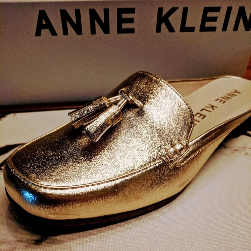 NWT Gold Mule